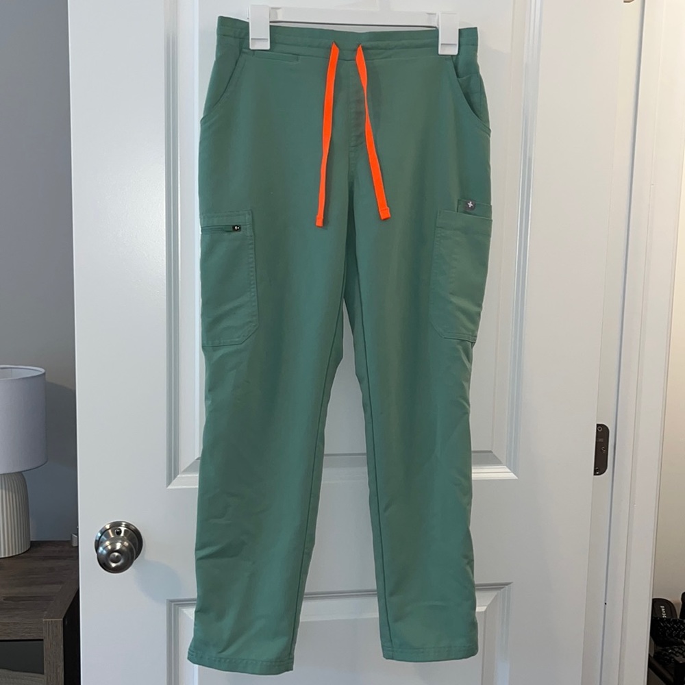 FIGS yola women’s scrub pants size : small petite